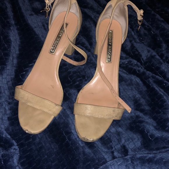 Old college heels - Picture 3 of 8